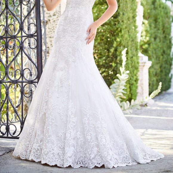 SAMPLE  BACKLESS White Lace  Wedding Dress, Plunging  Sweetheart, Gorgeous Train - Picture 3 of 4